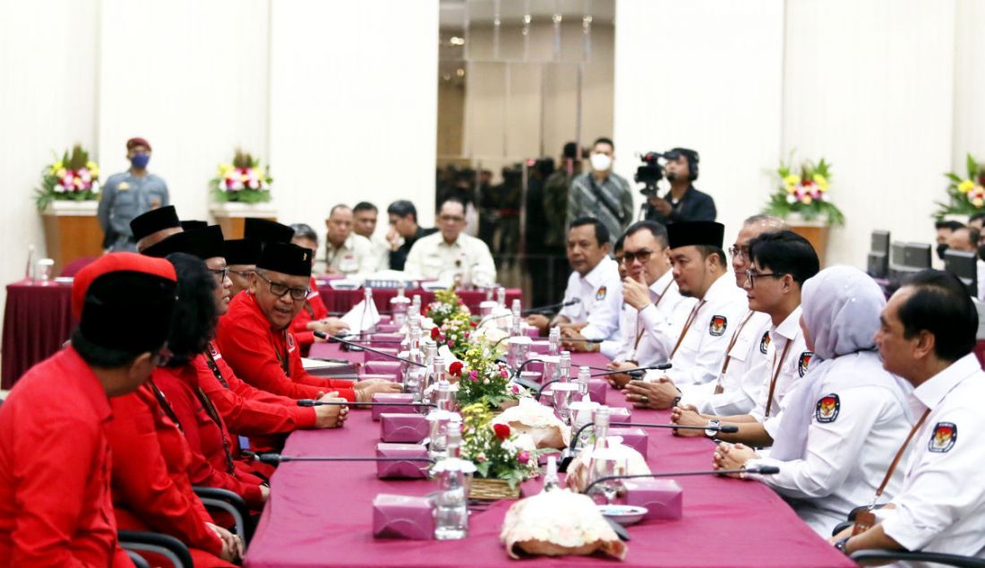 Sekjen PDIP Hasto Kristiyanto bersama jajaran DPP PDIP saat pendaftaran Bakal Calon Anggota Legislatif di Kantor KPU RI, Jakarta, Kamis (11/5). - JPNN.com