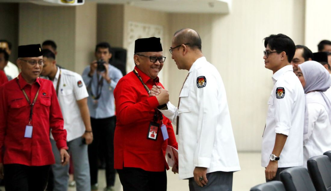 Sekjen PDIP Hasto Kristiyanto saat bersalaman dengan Ketua KPU RI Hasyim Asy'ari saat pendaftaran Bakal Calon Anggota Legislatif di Kantor KPU RI, Jakarta, Kamis (11/5). - JPNN.com