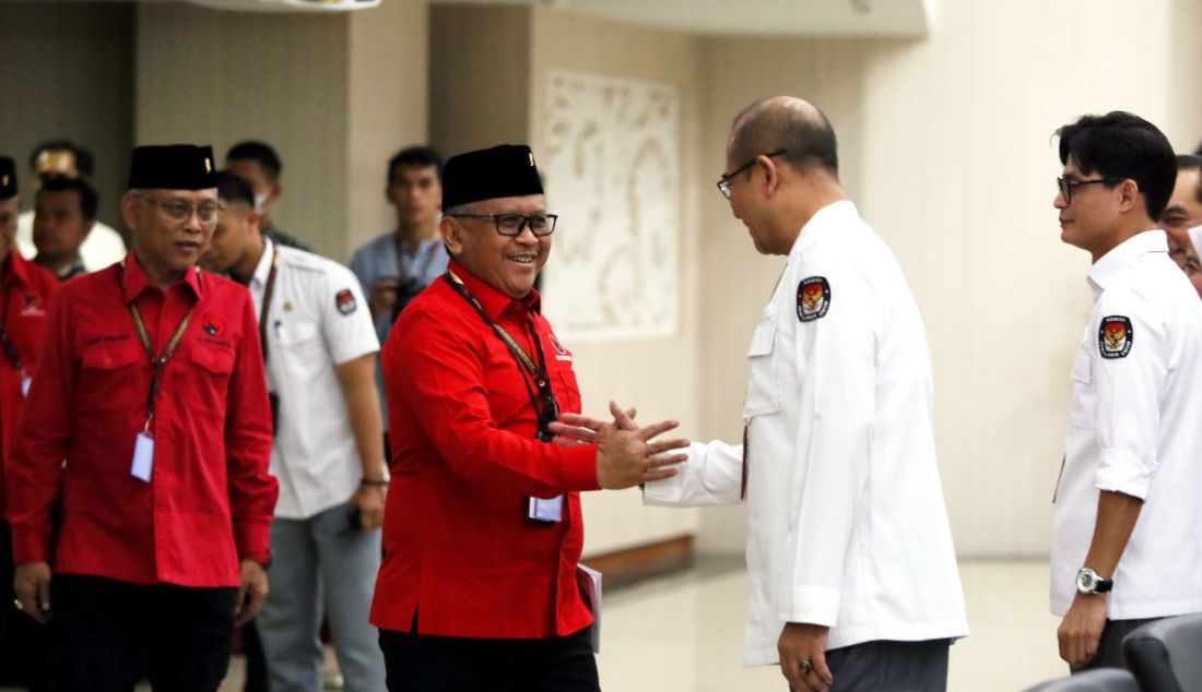 Sekjen PDIP Hasto Kristiyanto saat bersalaman dengan Ketua KPU RI Hasyim Asy'ari saat pendaftaran Bakal Calon Anggota Legislatif di Kantor KPU RI, Jakarta, Kamis (11/5). - JPNN.com