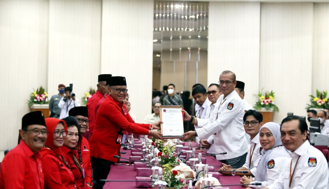 Sekjen PDIP Hasto Kristiyanto saat menyerahkan berkas Bakal Calon Anggota Legislatif dari PDIP kepada Ketua KPU RI Hasyim Asy'ari pada pendaftaran Bakal Calon Legislatif di Kantor KPU RI, Jakarta, Kamis (11/5). - JPNN.com