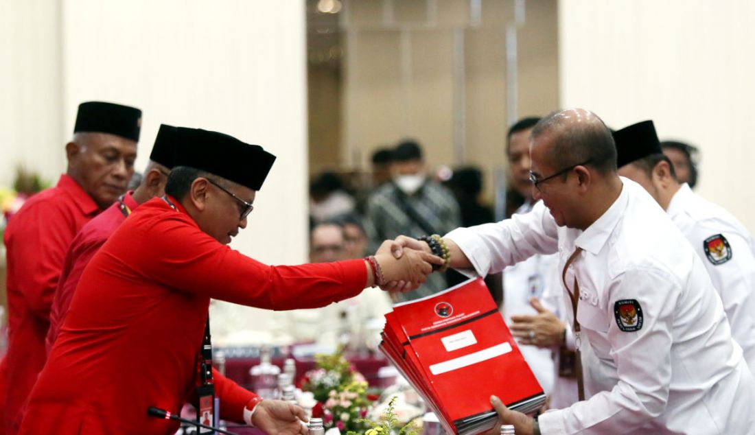 Sekjen PDIP Hasto Kristiyanto saat menyerahkan berkas Bakal Calon Anggota Legislatif dari PDIP kepada Ketua KPU RI Hasyim Asy'ari pada pendaftaran Bakal Calon Legislatif di Kantor KPU RI, Jakarta, Kamis (11/5). - JPNN.com