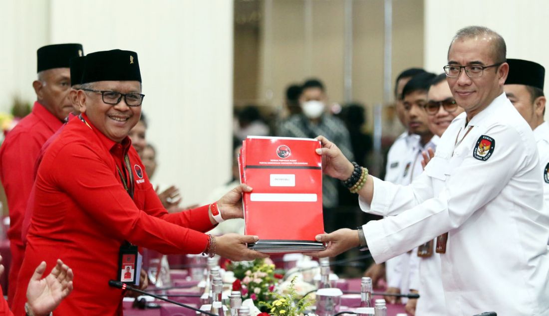 Sekjen PDIP Hasto Kristiyanto saat menyerahkan berkas Bakal Calon Anggota Legislatif dari PDIP kepada Ketua KPU RI Hasyim Asy'ari di Kantor KPU RI, Jakarta, Kamis (11/5). - JPNN.com