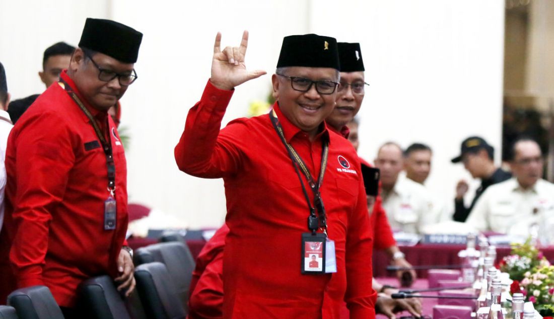 Sekjen PDIP Hasto Kristiyanto saat pendaftaran Bakal Calon Anggota Legislatif di Kantor KPU RI, Jakarta, Kamis (11/5). - JPNN.com