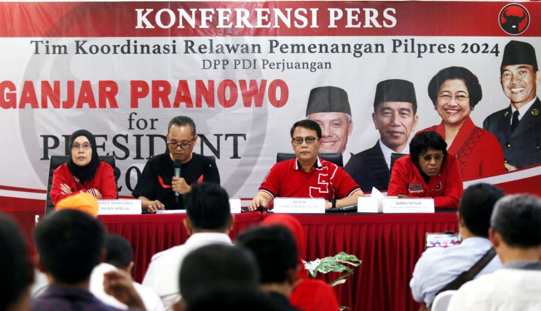 Ketua Tim Koordinasi Relawan Pemenangan Pilpres PDI Perjuangan (TKRPP - PDI Perjuangan) Ahmad Basarah (kedua kanan) didampingi Wakil Ketua TKRPP Adian Napitupulu (kanan), Sekertaris TKRPP Deddy Yevri Sitorus (kedua kiri) dan Wakil Sekertaris TKRPP Riezky Aprilia (kiri) memberikan keterangan pers terkait tim sukarelawan pemenangan Pilpres 2024, Jakarta, Jumat (12/5). - JPNN.com