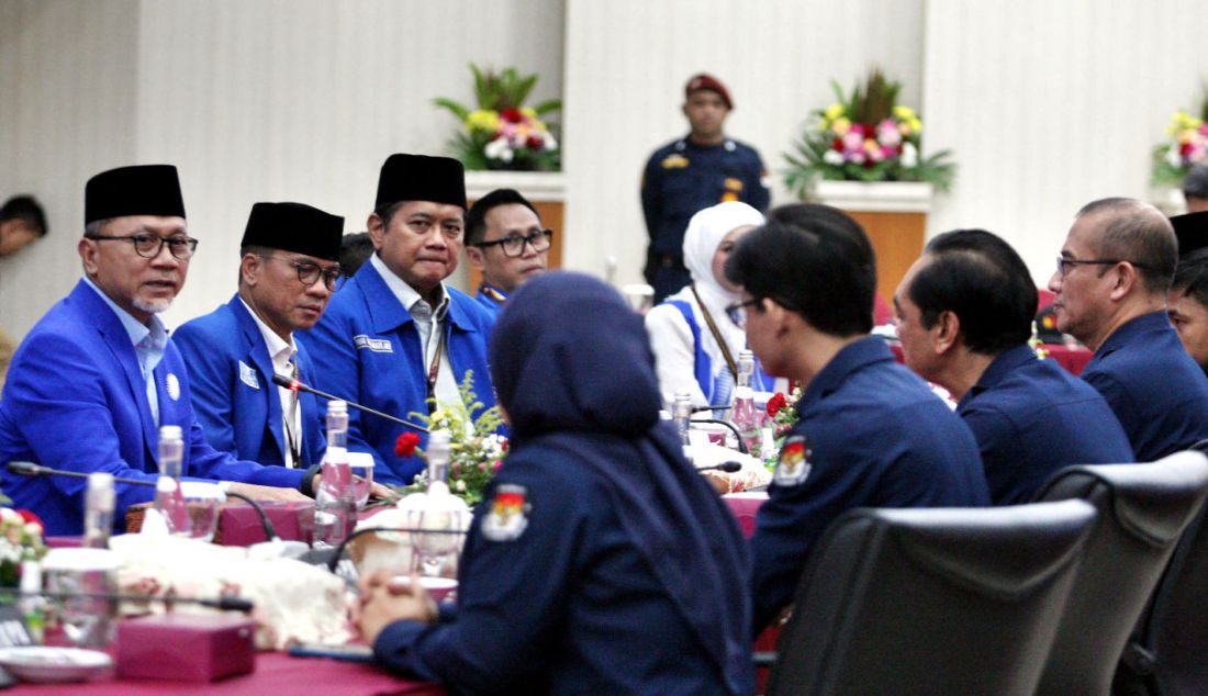 Ketua Umum PAN Zulkifli Hasan bersama jajaran DPP PAN saat pendaftaran Bakal Calon Anggota Legislatif di Kantor KPU RI, Jakarta, Jumat (12/5). PAN selalu mendukung pelaksanaan pemilu yang langsung, umum, bebas, rahasia, jujur, dan adil atau disingkat luber dan jurdil. - JPNN.com