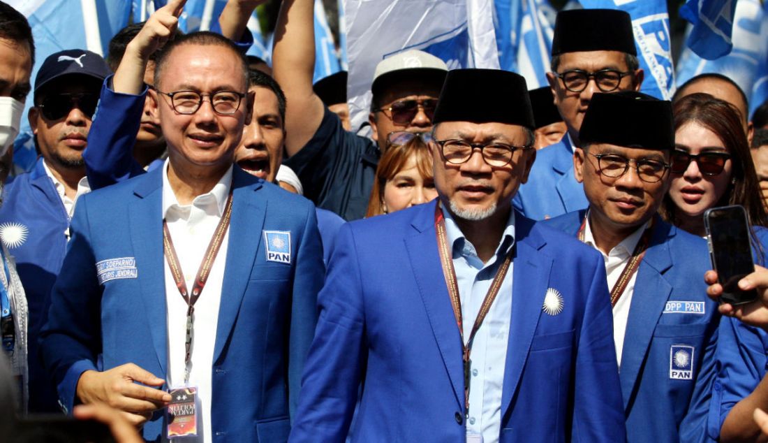 Ketua Umum PAN Zulkifli Hasan bersama jajaran DPP PAN saat pendaftaran Bakal Calon Anggota Legislatif di Kantor KPU RI, Jakarta, Jumat (12/5). - JPNN.com