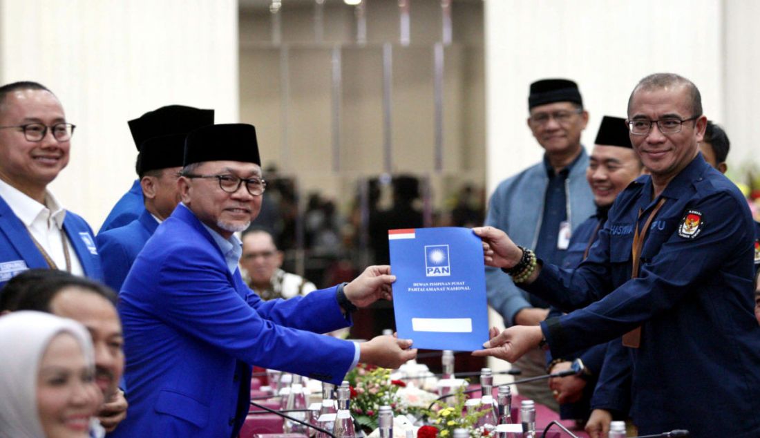 Ketua Umum PAN Zulkifli Hasan saat menyerahkan berkas Bakal Calon Anggota Legislatif dari PAN kepada Ketua KPU RI Hasyim Asy'ari di Kantor KPU RI, Jakarta, Jumat (12/5). PAN mendukung pelaksanaan pemilu yang langsung, umum, bebas, rahasia, jujur, dan adil atau disingkat luber dan jurdil. - JPNN.com