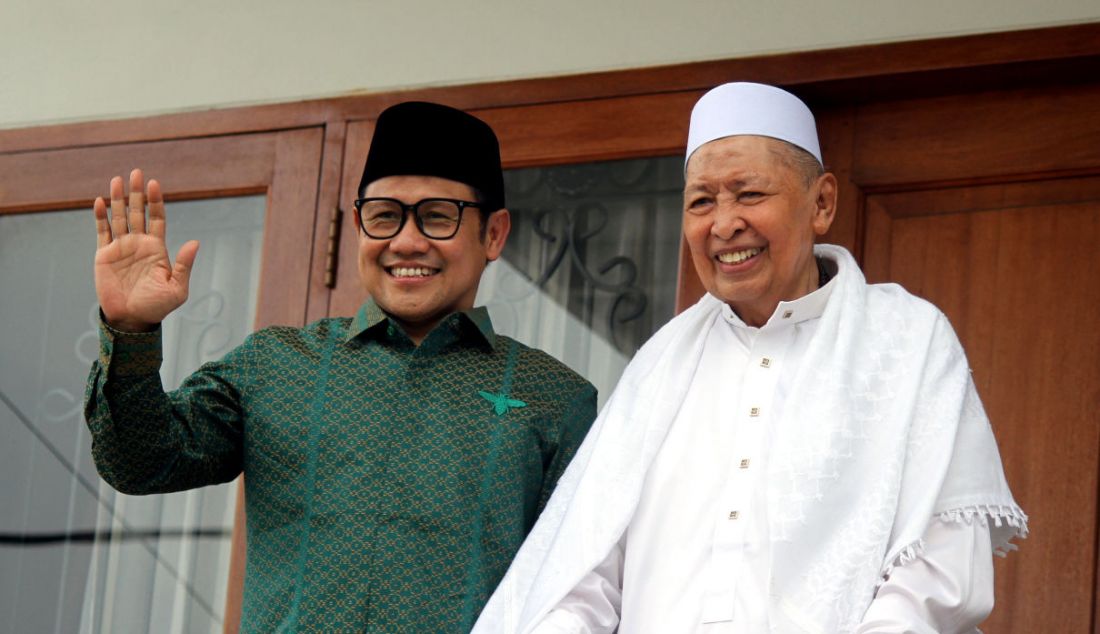 Ketua Umum PKB Muhaimin Iskandar (kemeja hijau) mengunjungi Wakil Presiden ke-9 RI Hamzah Haz di Jakarta, Kamis (11/5). Menurut Muhaimin Iskandar, tujuan kedatangannya ke kediaman Hamzah Haz untuk bersilaturahmi dan berdiskusi menjelang Pilpres 2024. - JPNN.com