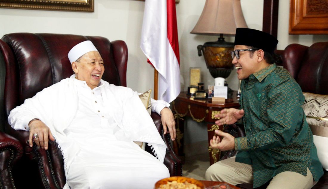 Ketua Umum PKB Muhaimin Iskandar (kemeja hijau) mengunjungi Wakil Presiden ke-9 RI Hamzah Haz di Jakarta, Kamis (11/5). Menurut Muhaimin Iskandar, tujuan kedatangannya ke kediaman Hamzah Haz untuk bersilaturahmi dan berdiskusi menjelang Pilpres 2024. - JPNN.com