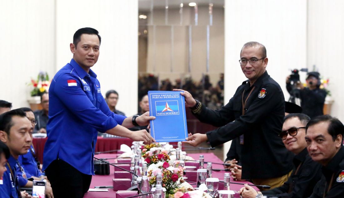 Ketua Umum Partai Demokrat Agus Harimurti Yudhoyono menyerahkan berkas bakal calon anggota legislatif dari Partai Demokrat kepada Ketua KPU RI Hasyim Asy'ari di Kantor KPU RI, Jakarta, Minggu (14/5). Partai Demokrat mendaftarkan 580 bacaleg DPR ke Komisi Pemilihan Umum (KPU). - JPNN.com