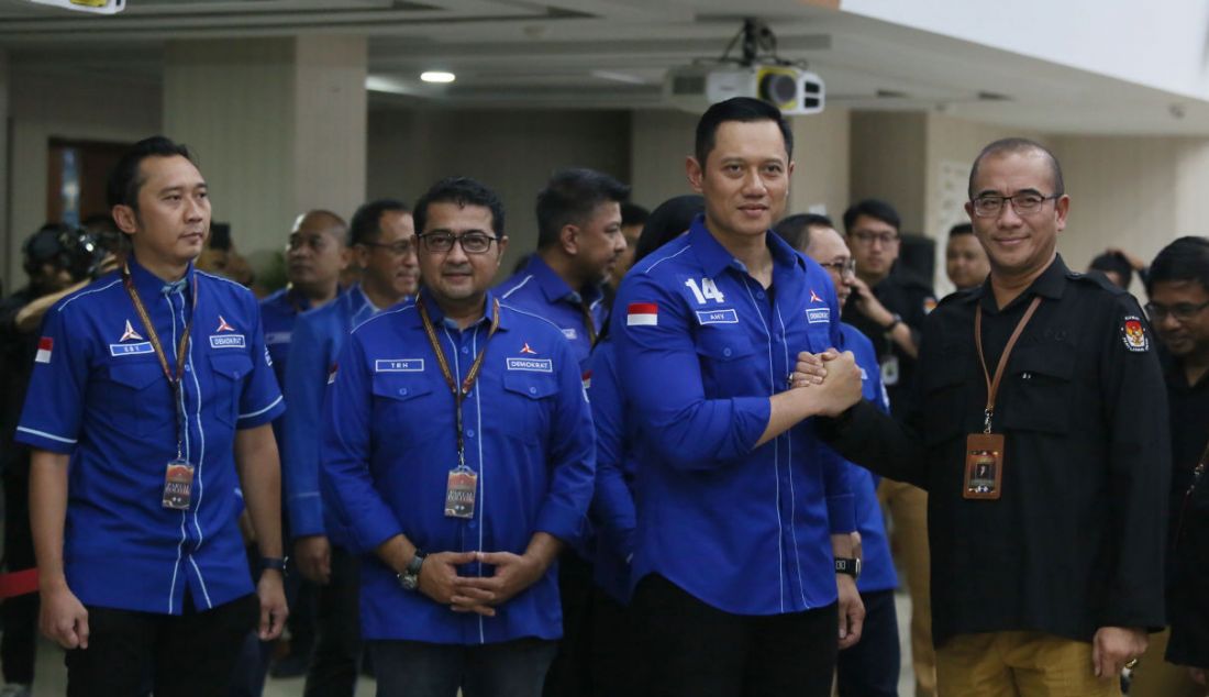 Ketua Umum Partai Demokrat Agus Harimurti Yudhoyono bersalaman dengan Ketua KPU RI Hasyim Asy'ari di Kantor KPU RI, Jakarta, Minggu (14/5). - JPNN.com