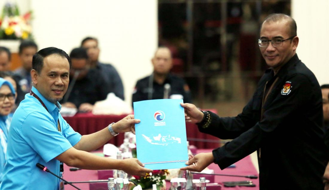 Sekjen Partai Gelora Mahfudz Siddiq menyerahkan berkas bakal calon legislatif partainya kepada Ketua KPU RI Hasyim Asy'ari di kantor KPU RI, Jakarta, Minggu (14/5). - JPNN.com