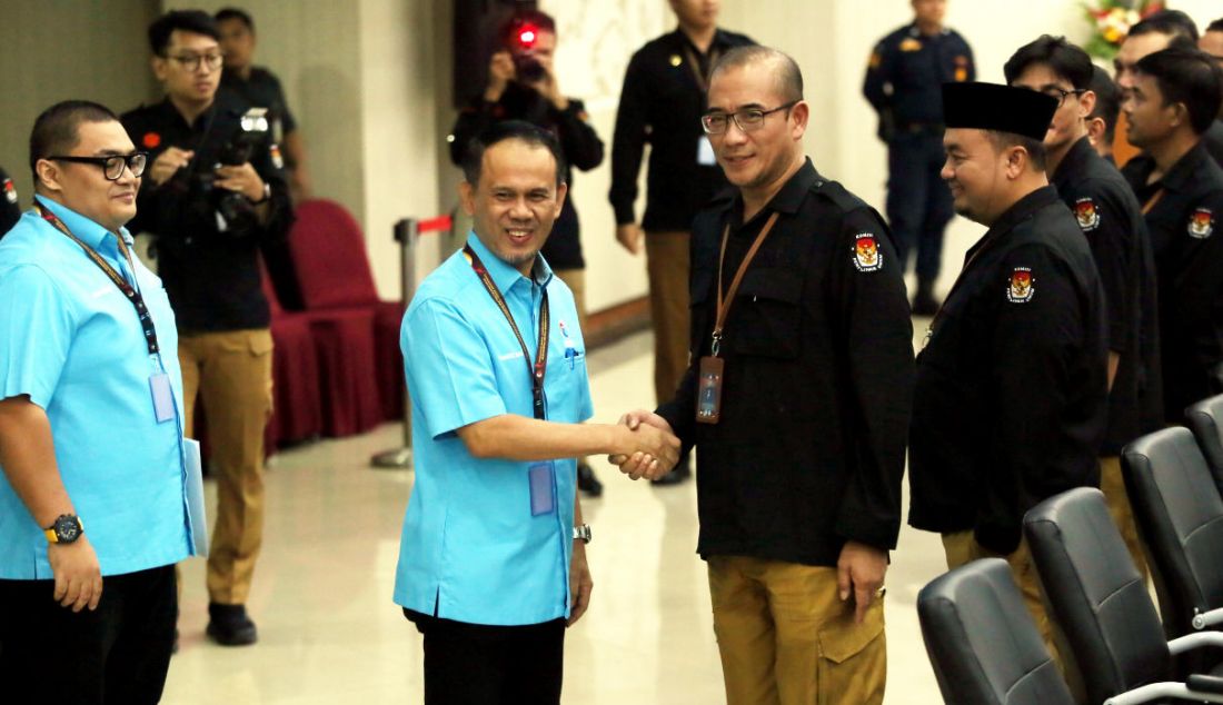Sekjen Partai Gelora Mahfudz Siddiq saat bersalaman dengan Ketua KPU RI Hasyim Asy'ari di kantor KPU RI, Jakarta, Minggu (14/5). - JPNN.com