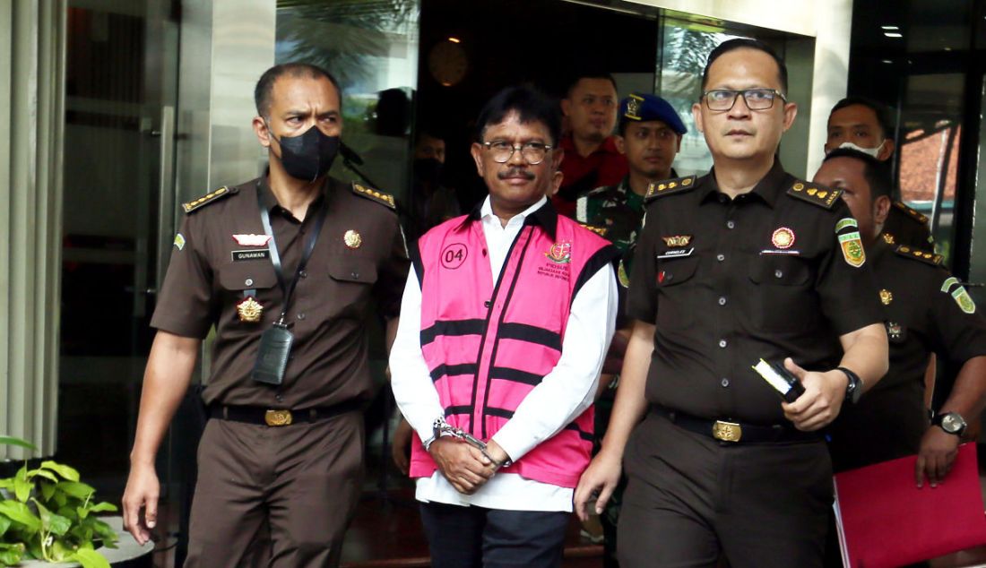 Tersangka Menkominfo Johnny G Plate saat keluar dari gedung Jampidsus, Jakarta, Rabu (17/5). Johnny ditahan terkait kasus korupsi pembangunan menara BTS 4G dan infrastuktur pendukung BAKTI. - JPNN.com