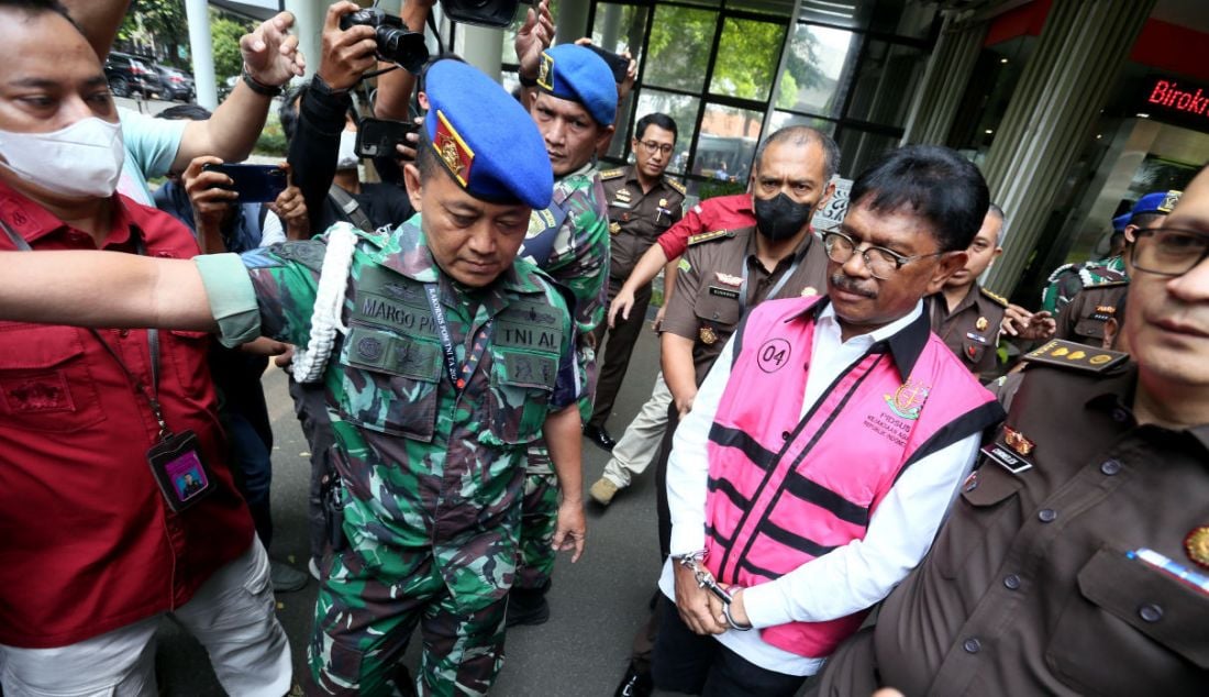 Tersangka Menkominfo Johnny G Plate saat keluar dari gedung Jampidsus, Jakarta, Rabu (17/5). Johnny ditahan terkait kasus korupsi pembangunan menara BTS 4G dan infrastuktur pendukung BAKTI. - JPNN.com
