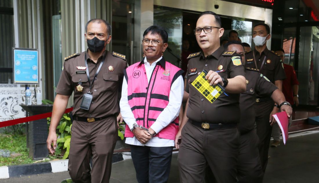 Tersangka Menkominfo Johnny G Plate saat keluar dari gedung Jampidsus, Jakarta, Rabu (17/5). - JPNN.com
