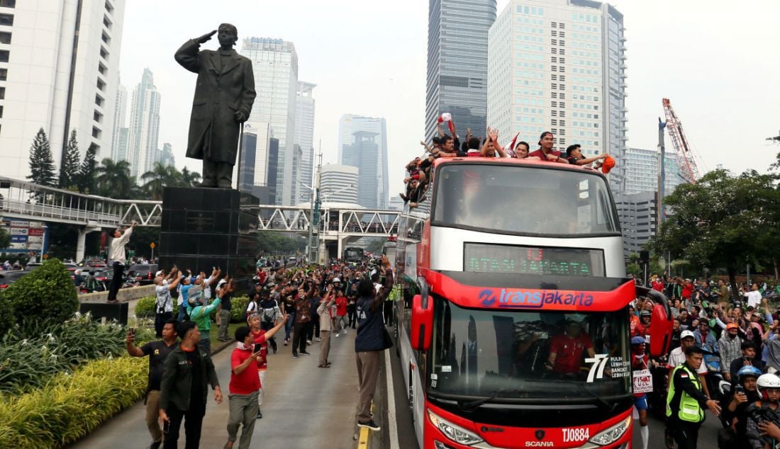Timnas U-22 Indonesia bersama bos PSSI dan Menpora di atas bus dalam arak-arakan Kontingen SEA Games 2023, Jakarta, Jumat (19/5). - JPNN.com