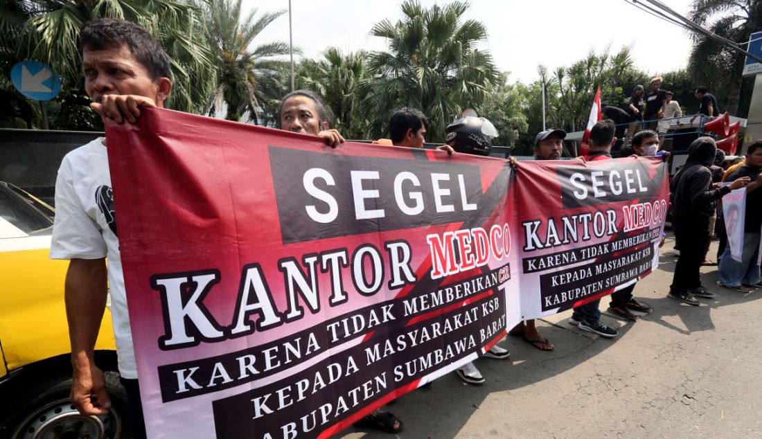 Massa yang tergabung dalam Aliansi Masyarakat Antimafia Tambang Kabupaten Sumbawa Barat berunjuk rasa dengan menyegel kantor Medco, Jakarta, Selasa (23/5). - JPNN.com