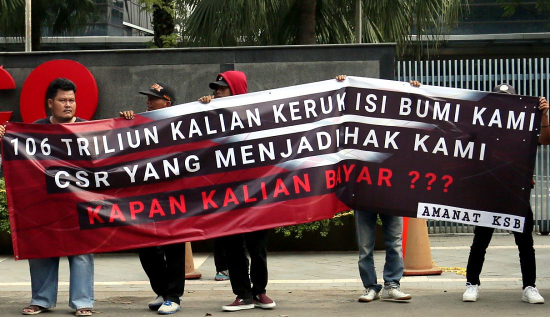 Massa yang tergabung dalam Aliansi Masyarakat Antimafia Tambang Kabupaten Sumbawa Barat berunjuk rasa dengan menyegel kantor Medco, Jakarta, Selasa (23/5). - JPNN.com