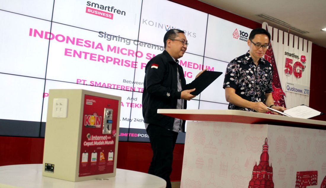 CEO Smartfren Business Alim Gunadi (kanan) dan CEO & Co-Founder Koinworks Benedicto Haryono saat penandatanganan kerja sama di Jakarta, Kamis (25/5). Melalui kerja sama bertema 