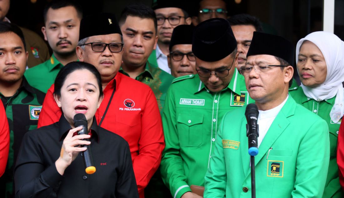 Ketua DPP PDIP Puan Maharani bersama Plt Ketum PPP Muhammad Mardiono memberikan keterangan pers seusai melakukan pertemuan di Kantor PPP, Jakarta, Senin (29/5). Dalam pertemuan tersebut PDIP dan PPP membahas terkait kerangka tim pemenangan bakal calon presiden Ganjar Pranowo serta membahas kordinasi dan konsolidasi relawan pemenangan Ganjar. - JPNN.com