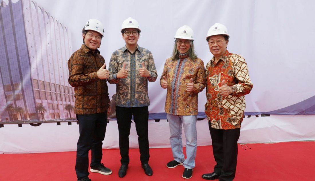 Kiri: Direktur PT Data Center Indonesia Sukses Perkasa Ricky Garyati, Perwakilan dari Salim Group Reginald Hamdani, President Director PT DCI Indonesia Toto Sugiri dan Senior Advisor PT DCI Indonesia J.C Gani seusai acara Topping Off Data Center Tier IV Pertama, Jakarta, Selasa (30/5). Dibukanya data center terbaru ini sebagai Fasilitas Pusat Data Tepi atau edge data center E1 milik PT DISP, yang berlokasi di Ariobimo Sentral, Jakarta Selatan, dengan kemitraan DCI Platform sebagai anggota terbaru PT DCI Indonesia, Tbk. - JPNN.com