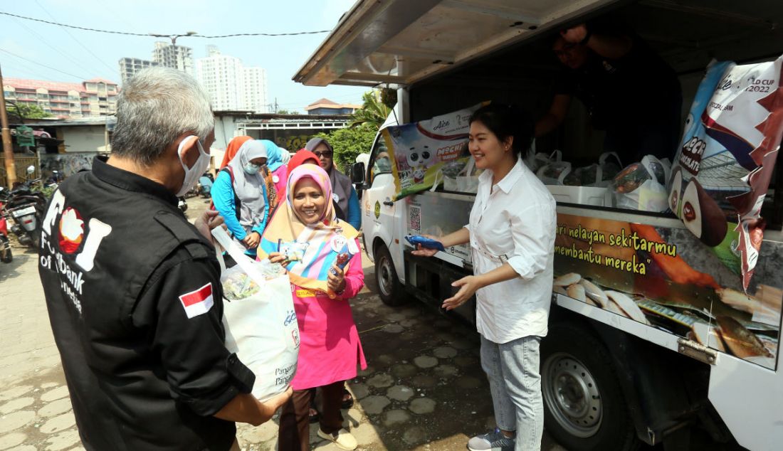 Brand Manager Aice Group Sylvana Zhong (kanan) dan Founder Foodbank of Indonesia (FOI) M. Hendro Utomo (kiri) membagikan sembako kepada sejumlah guru PAUD Melur Bangsa 011 Petamburan dalam acara 15 Hari Aice Berbagi Sehat di Jakarta, Rabu (31/5). Aice Group menghadirkan program #15hariBerbagi berkolaborasi untuk berbagi kesehatan dan kebahagiaan kepada masyarakat dengan berkolaborasi bersama FOI melalui kampanye SARASEHAN: Sarapan Sehat Anak Indonesia & Sebuah Hati untuk Ibu Hebat. - JPNN.com