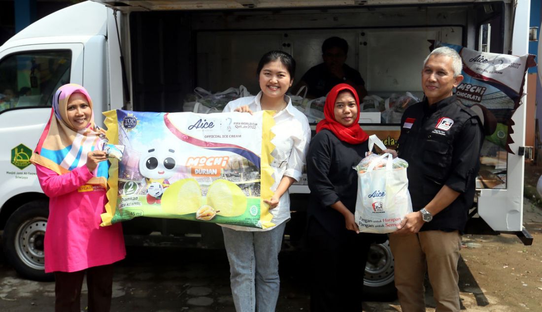 Brand Manager Aice Group Sylvana Zhong (kedua kiri) dan Founder Foodbank of Indonesia (FOI) M. Hendro Utomo (kanan) membagikan sembako kepada sejumlah guru PAUD Melur Bangsa 011 Petamburan dalam acara 15 Hari Aice Berbagi Sehat di Jakarta, Rabu (31/5). Aice Group menghadirkan program #15hariBerbagi berkolaborasi untuk berbagi kesehatan dan kebahagiaan kepada masyarakat dengan berkolaborasi bersama FOI melalui kampanye SARASEHAN: Sarapan Sehat Anak Indonesia & Sebuah Hati untuk Ibu Hebat. - JPNN.com