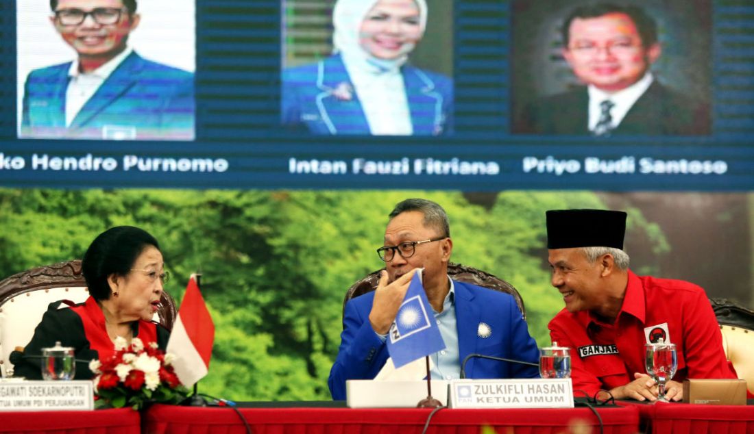 Ketua Umum PDIP Megawati Soekarnoputri bersama bacapres dari PDIP Ganjar menerima kunjungan Ketua Umum Partai Amanat Nasional (PAN) Zulkifli Hasan di Kantor DPP PDIP, Jakarta, Jumat (2/6). PDIP dan PAN membahas kerja sama partai terkait Pemilu 2024. - JPNN.com