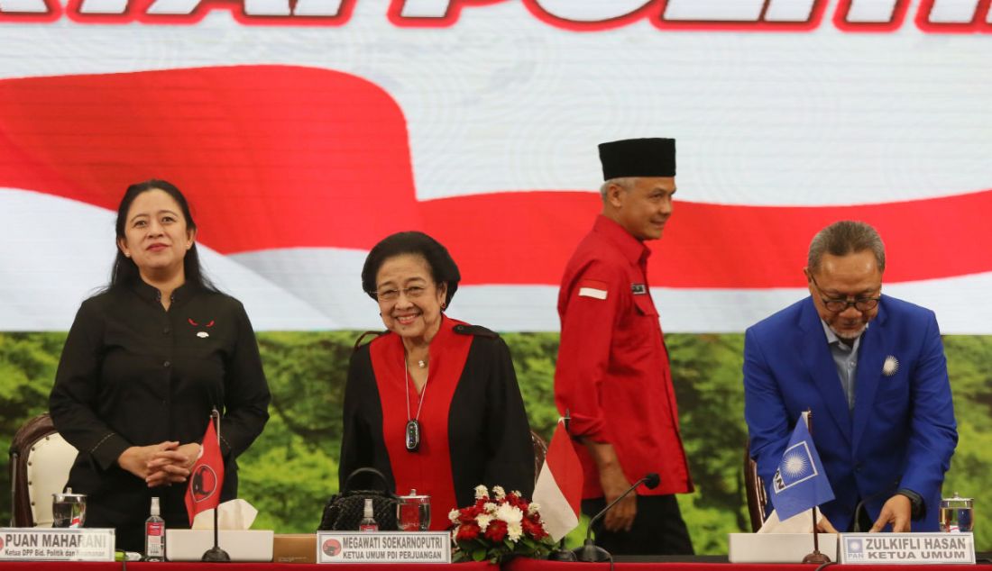 Ketua Umum PDIP Megawati Soekarnoputri, Ketua DPP PDIP Puan Maharani dan Bacapres dari PDIP Ganjar Pranowo menerima kunjungan Ketua Umum Partai Amanat Nasional (PAN) Zulkifli Hasan di Kantor DPP PDIP, Jakarta, Jumat (2/6). PDIP dan PAN membahas kerja sama partai terkait Pemilu 2024. - JPNN.com