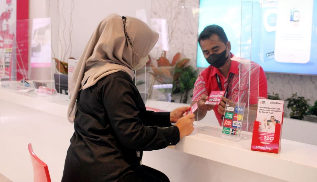 Petugas saat melayani pelanggan di galeri Smartfren, Sabang, Jakarta, Jumat (2/6). Peluncuran kartu perdana Haji dan Umrah diharapkan dapat memberikan kenyamanan pelanggan Smartfren dengan total kuota yang lebih besar dan harga kompetitif. - JPNN.com