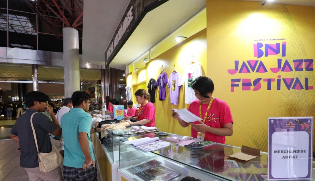 Beragam merchandise BNI Java Jazz Festival 2023 menjadi buruan para pengunjung. - JPNN.com