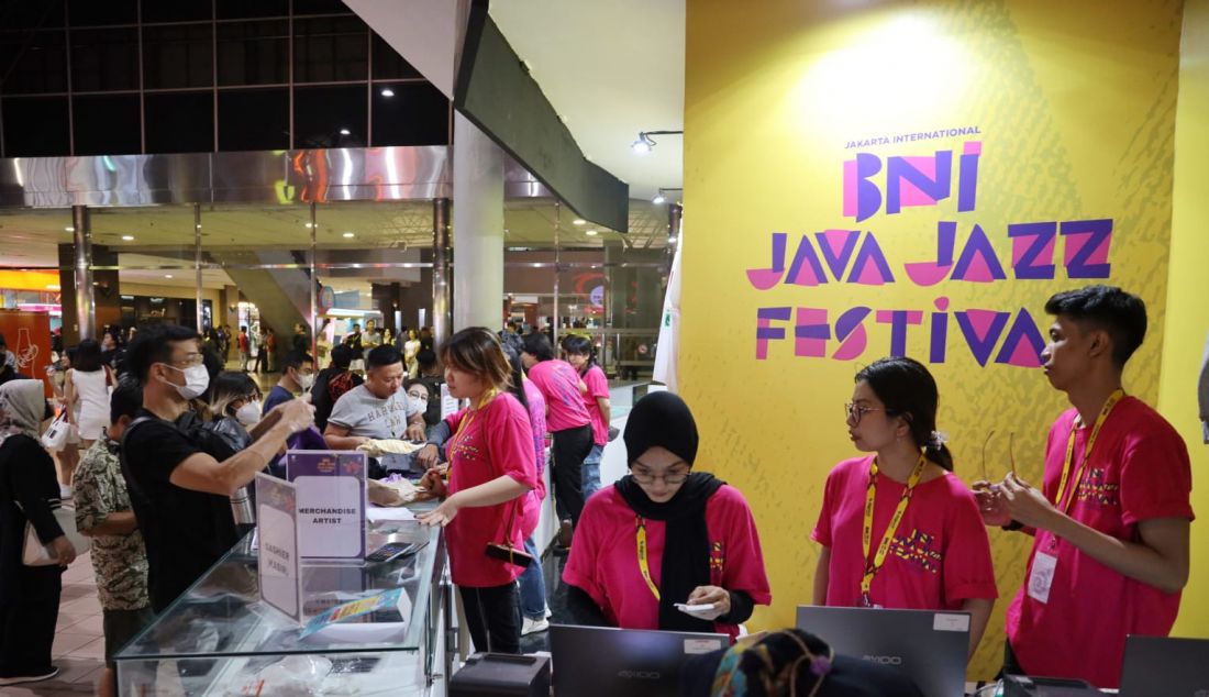 Para pengunjung berburu merchandise BNI Java Jazz Festival 2023, Sabtu (3/6). - JPNN.com