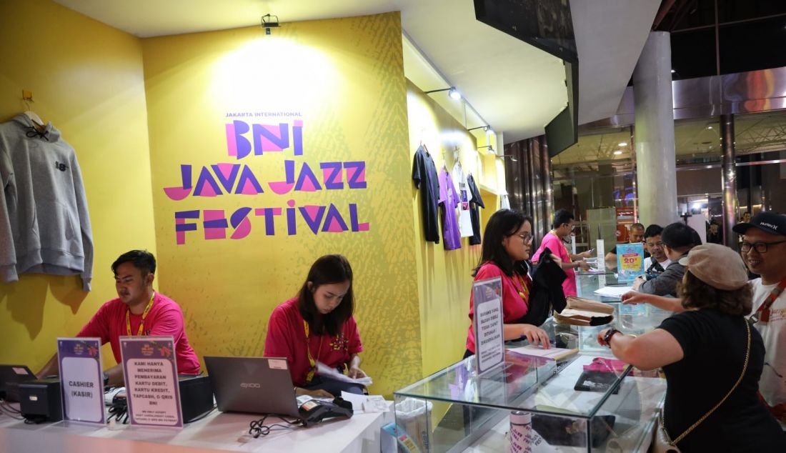 Para pengunjung berburu merchandise BNI Java Jazz Festival 2023, Sabtu (3/6). Gelaran BNI Java Jazz Festival 2023 telah mendorong geliat ekonomi kreatif nasional serta sektor turunan. - JPNN.com