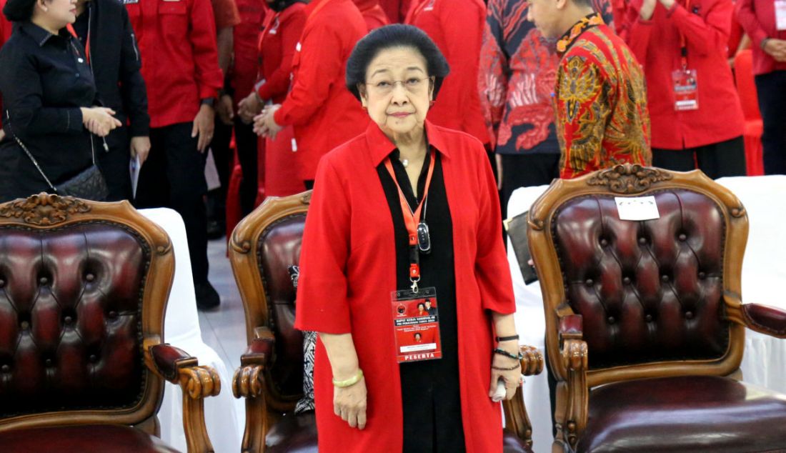 Ketua Umum PDIP Megawati Soekarnoputri (berdiri di tengah) di Rakernas III PDIP di Sekolah Partai DPP PDIP, Lenteng Agung, Jakarta Selatan, Selasa (6/6). - JPNN.com