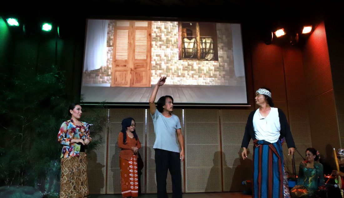 Pertunjukan teater Kuntilanak Mangga Dua, di Jakarta, Sabtu (3/6). - JPNN.com