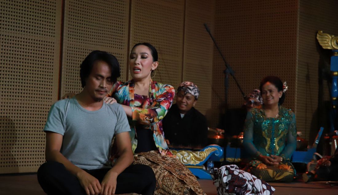 Pertunjukan teater komedi Kuntilanak Mangga Dua, di Jakarta, Sabtu (3/6). - JPNN.com