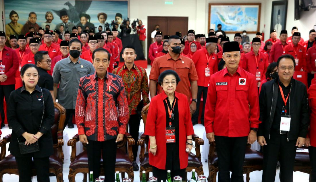 Ketua Bidang Politik DPP PDIP Puan Maharani (paling kiri) bersama Presiden Joko Widodo, Ketua Umum PDIP Megawati Soekarnoputri (berdiri di tengah), bakal capres Pemilu 2024 Ganjar Pranowo (berpeci), dan Kepala Situation Room DPP PDIP Prananda Prabowo (paling kanan) menghadiri pembukaan Rakernas III PDIP di Lenteng Agung, Jakarta Selatan, Selasa (6/6). - JPNN.com