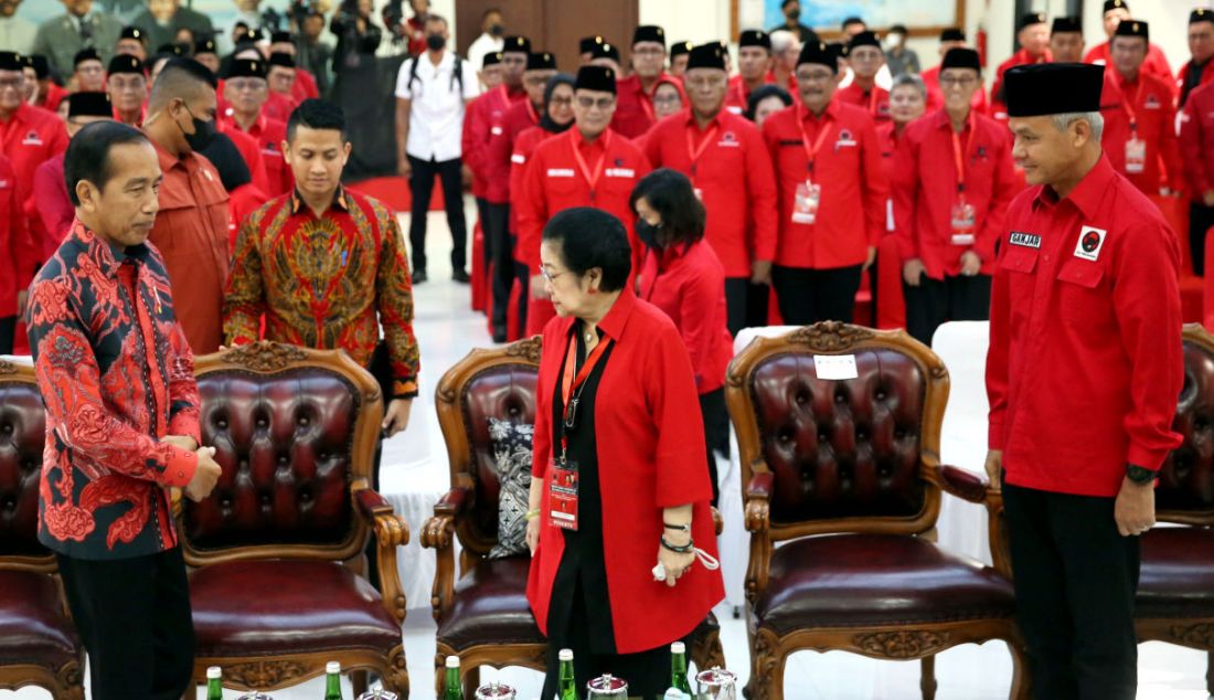 Presiden Joko Widodo bersama Ketua Umum PDIP Megawati Soekarnoputri, dan bakal capres untuk Pemilu 2024 Ganjar Pranowo saat menghadiri pembukaan Rakernas III PDIP di Sekolah Partai DPP PDIP, Lenteng Agung, Jakarta Selatan, Selasa (6/6). - JPNN.com