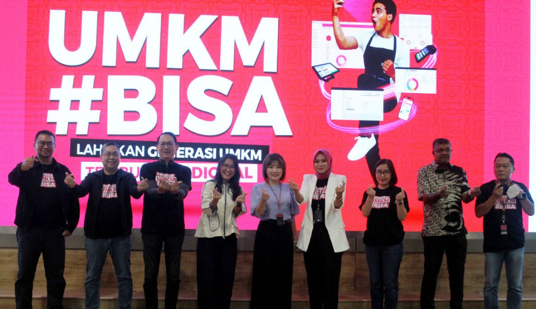 CEO Smartfren Business, Alim Gunadi bersama pelaku usaha saat peluncuran kampanye UMKM #BISA, Jakarta, Senin (5/6). Kampanye UMKM #BISA yang diluncurkan Smartfren Business sebagai bentuk dukungan untuk pengembangan dan digitalisasi UMKM di Indonesia. Lewat kampanye ini, ada berbagai solusi teknologi yang diramu khusus agar sejalan dengan kebutuhan para pelaku usaha tersebut. - JPNN.com