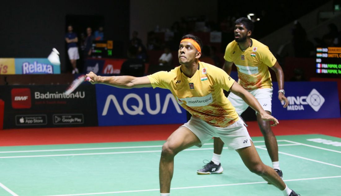 Ganda putra India Satwiksairaj Rankireddy (belakang) dan Chirag Shetty di Indonesia Open 2023, Jakarta, Selasa (13/6). - JPNN.com