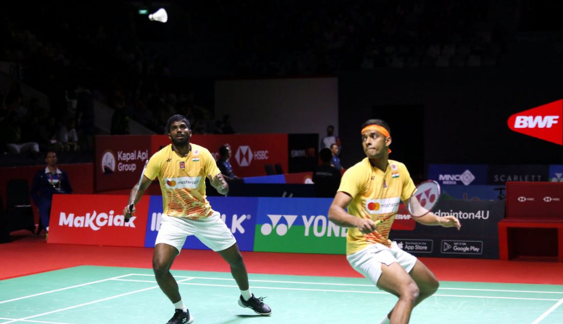 Ganda putra India Satwiksairaj Rankireddy (belakang) dan Chirag Shetty saat melawan ganda Prancis Christo Popov dan Toma Junior Popov pada babak pertama atau 32 Besar Indonesia Open 2023, di Istora, Jakarta, Selasa (13/6). - JPNN.com