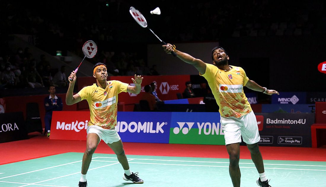 Ganda putra India Satwiksairaj Rankireddy (depan) dan Chirag Shetty saat melawan ganda Prancis Christo Popov dan Toma Junior Popov pada babak pertama atau 32 Besar Indonesia Open 2023, di Istora, Jakarta, Selasa (13/6). - JPNN.com