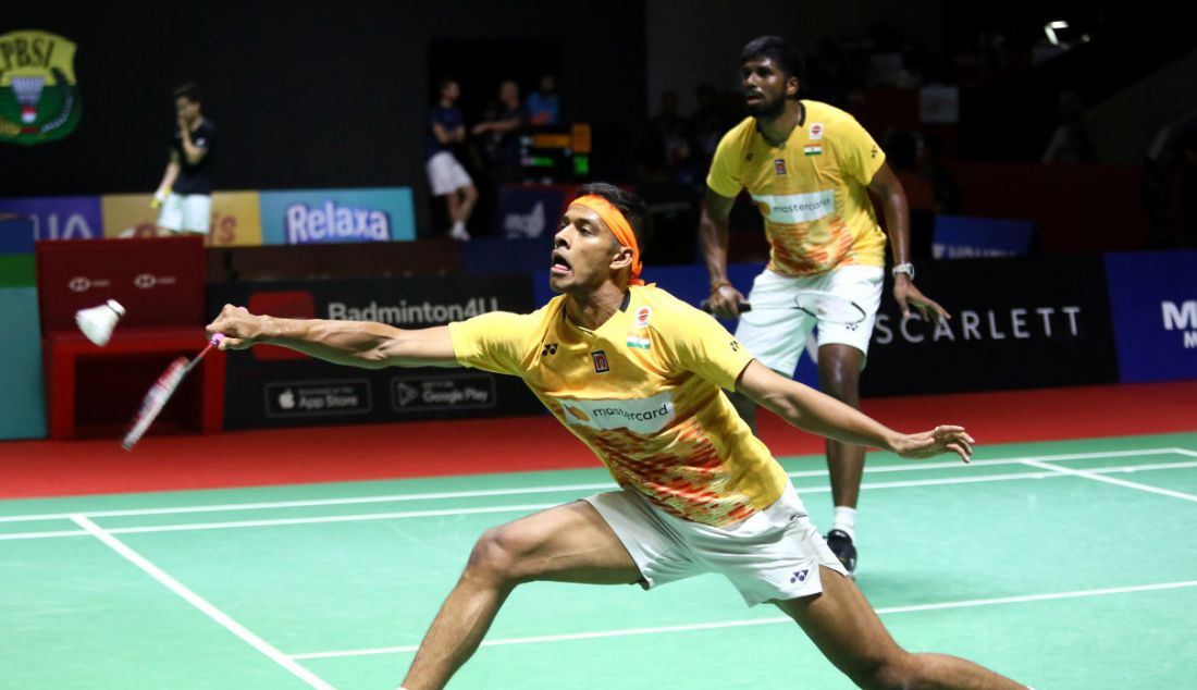 Ganda putra India Satwiksairaj Rankireddy (belakang) dan Chirag Shetty di Indonesia Open 2023, di Jakarta, Selasa (13/6). - JPNN.com