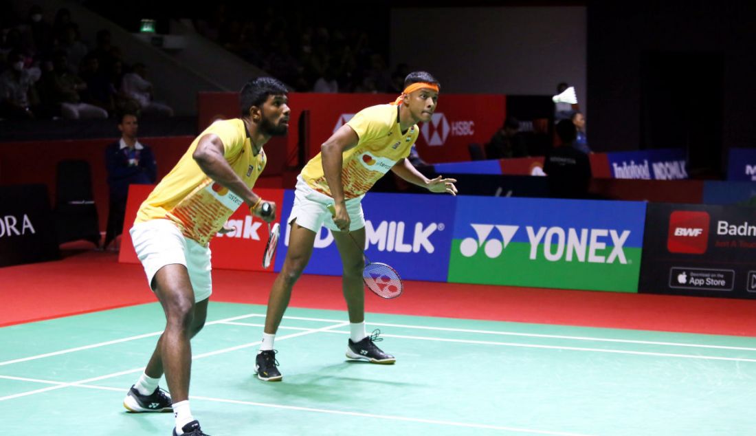 Ganda putra India Satwiksairaj Rankireddy (kiri) dan Chirag Shetty saat melawan ganda putra Prancis Christo Popov dan Toma Junior Popov pada babak pertama Indonesia Open 2023, di Istora Jakarta, Selasa (13/6). - JPNN.com