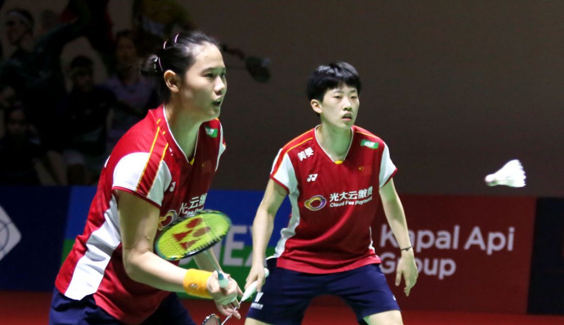 Ganda putri China Zhang Shu Xian (kanan) dan Zheng Yu saat melawan ganda putri Prancis Margot Lambert dan Anne Tran pada 32 Besar Indonesia Open 2023, Jakarta, Selasa (13/6). Zhang/Zheng Yu menang 21-14 dan 21-18. - JPNN.com