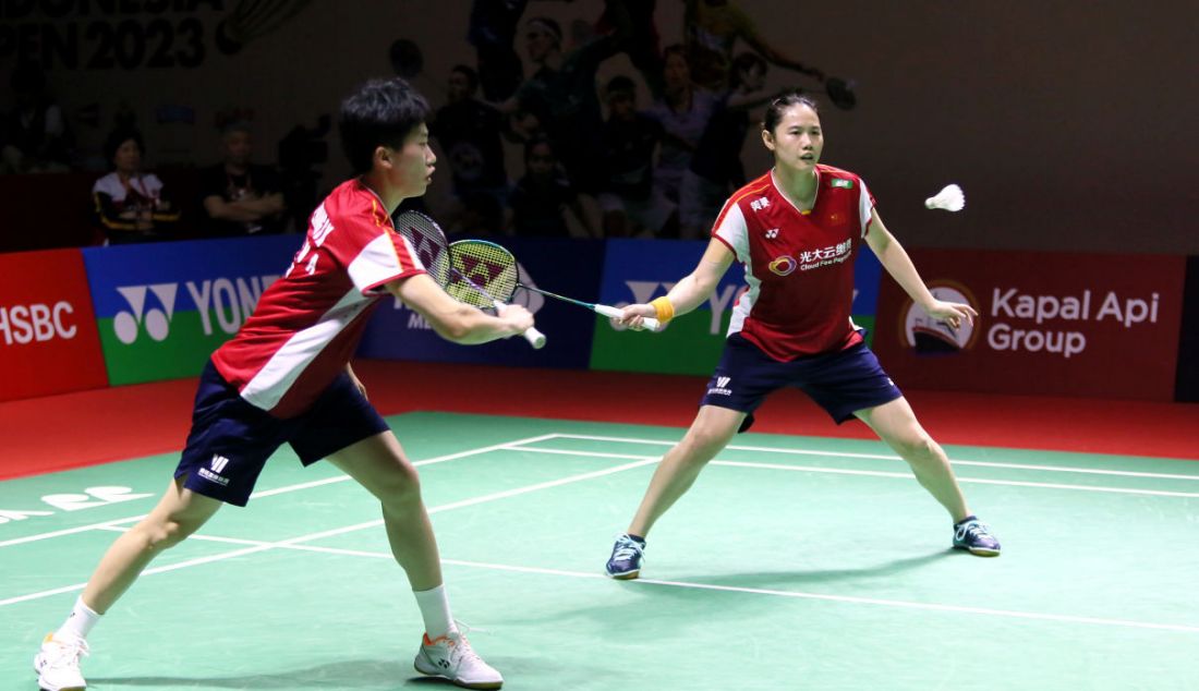 Ganda putri China Zhang Shu Xian (kanan) dan Zheng Yu saat melawan ganda putri Prancis Margot Lambert dan Anne Tran pada 32 Besar Indonesia Open 2023, Jakarta, Selasa (13/6). Zhang/Zheng Yu menang 21-14 dan 21-18. - JPNN.com