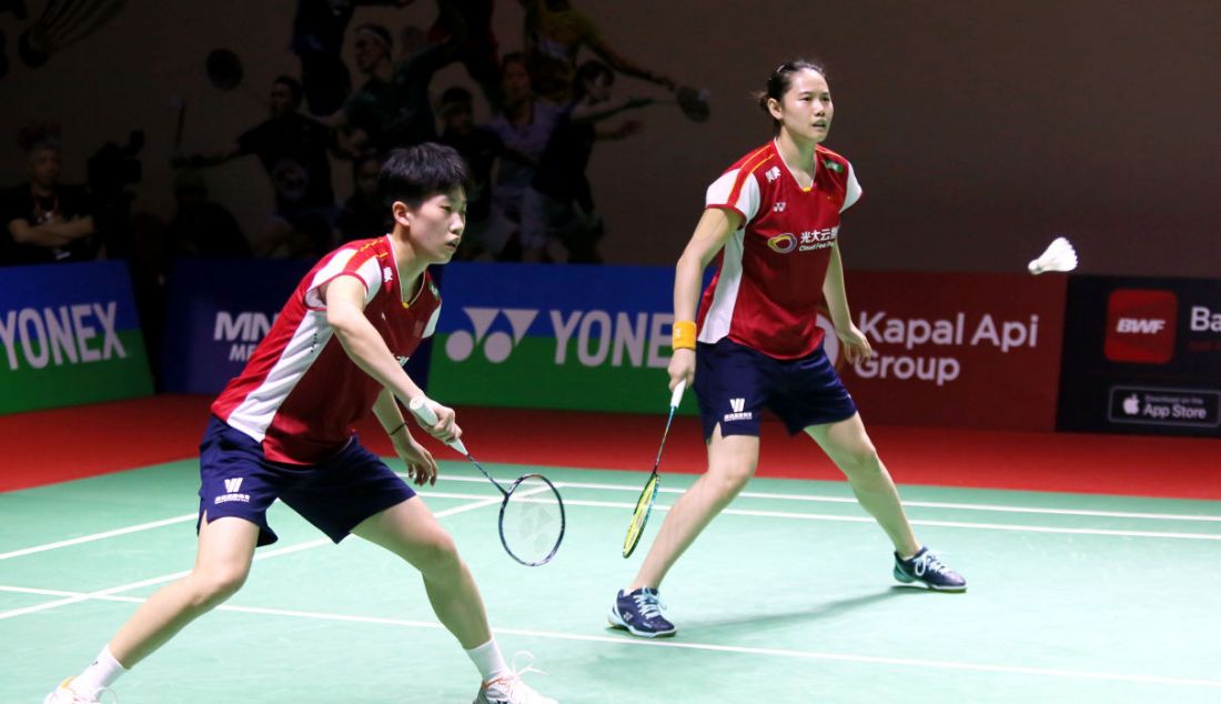 Ganda putri China Zhang Shu Xian (kanan) dan Zheng Yu saat melawan ganda putri Prancis Margot Lambert dan Anne Tran pada 32 Besar Indonesia Open 2023, Jakarta, Selasa (13/6). Zhang/Zheng Yu menang 21-14 dan 21-18. - JPNN.com