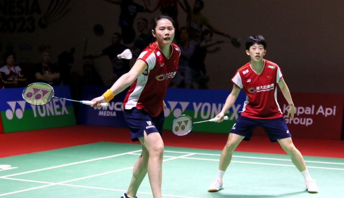 Ganda putri China Zhang Shu Xian (kanan) dan Zheng Yu saat melawan ganda putri Prancis Margot Lambert dan Anne Tran pada 32 Besar Indonesia Open 2023, Jakarta, Selasa (13/6). Zhang/Zheng Yu menang 21-14 dan 21-18. - JPNN.com