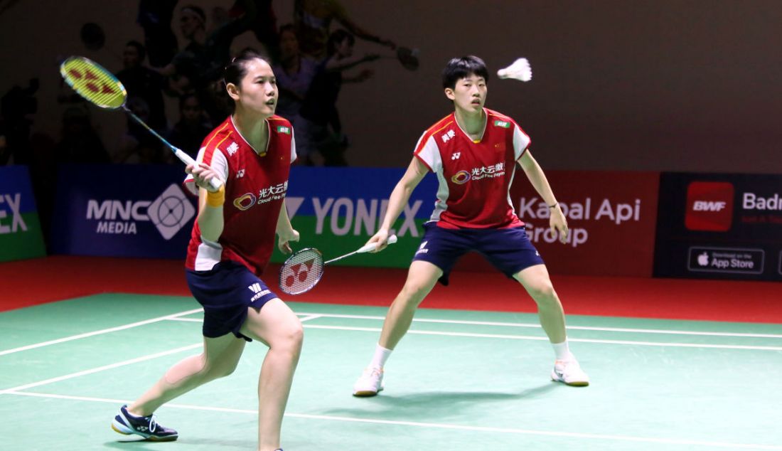 Ganda putri China Zhang Shu Xian (kanan) dan Zheng Yu saat melawan ganda putri Prancis Margot Lambert dan Anne Tran pada 32 Besar Indonesia Open 2023, Jakarta, Selasa (13/6). Zhang/Zheng Yu menang 21-14 dan 21-18. - JPNN.com